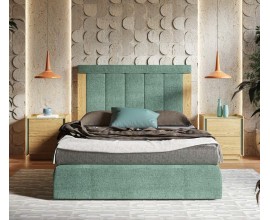 Luxusn&aacute; čal&uacute;nen&aacute; manželsk&aacute; posteľ Praga s dreven&yacute;m r&aacute;mom a pre&scaron;&iacute;van&yacute;m čelom v zelenej farbe s bočn&yacute;mi hned&yacute;mi panelmi