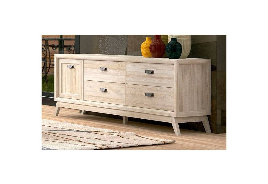 Luxusný masívny televízny stolík Rodas s moderným lineárnym dizajnom so zošikmenými nožičkami s úložným priestorom v podobe štyroch zásuviek a jednej jednodverovej skrinky s kovovými obdĺžnikovými úchytkami v svetlej hnedej farbe