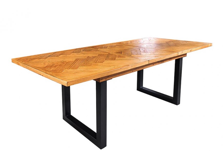 Industriálny rozkladací jedálenský stôl Perry v obdĺžnikovom tvare z masívneho dreva v hnedej farbe s lakovaným povrchom a parketovým vzorom s čiernymi kovovými nožičkami