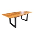 Industriálny rozkladací jedálenský stôl Perry v obdĺžnikovom tvare z masívneho dreva v hnedej farbe s lakovaným povrchom a parketovým vzorom s čiernymi kovovými nožičkami