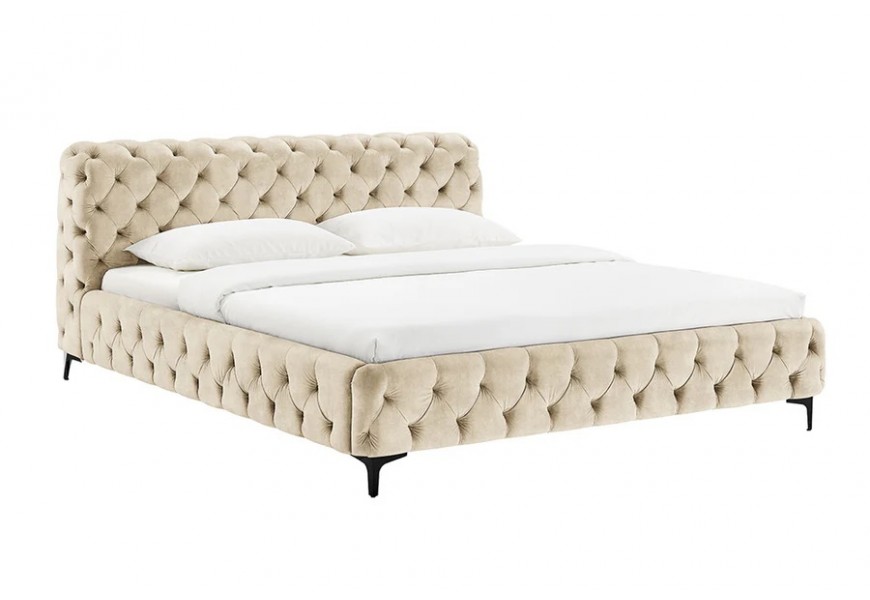 Glamour zamatov&aacute; b&eacute;žov&aacute; manželsk&aacute; posteľ Modern Barock s čal&uacute;nen&yacute;m r&aacute;mom a čelom s chesterfield pre&scaron;&iacute;van&iacute;m 235 cm