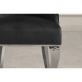 Dizajnov&aacute; glamour jed&aacute;lensk&aacute; stolička Modern Barock s chr&oacute;mov&yacute;mi nohami a čiernym zamatov&yacute;m poťahom s klopadlom 100 cm