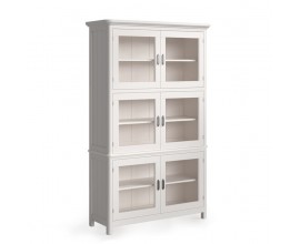 Luxusn&aacute; vidiecka mas&iacute;vna vitr&iacute;na Cerdena s tromi dvojit&yacute;mi dvierkami so sklenenou v&yacute;plňou a kovov&yacute;mi &uacute;chytkami so &scaron;iestimi policami v bielej farbe na n&iacute;zkych nožičk&aacute;ch s dekorat&iacute;vnou r&iacute;msou vo vrchnej časti