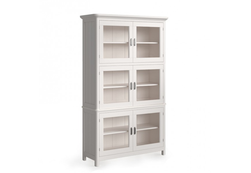 Luxusná vidiecka masívna vitrína Cerdena s tromi dvojitými dvierkami so sklenenou výplňou a kovovými úchytkami so šiestimi policami v bielej farbe na nízkych nožičkách s dekoratívnou rímsou vo vrchnej časti