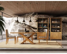 Luxusn&aacute; mas&iacute;vna art deco jed&aacute;lensk&aacute; zostava Tallin v natur&aacute;lnom hnedom preveden&iacute; so stolom s prekr&iacute;žen&yacute;mi nohami a dvomi presklen&yacute;mi vitr&iacute;nami s dr&aacute;žkovan&yacute;m reli&eacute;fom s čal&uacute;nen&yacute;mi stoličkami so vzorovan&yacute;m poťahom