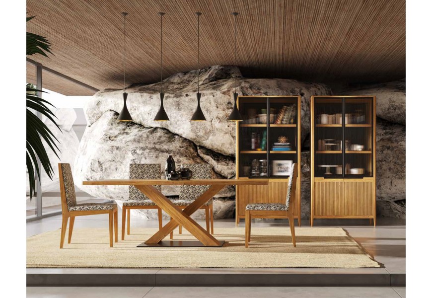 Luxusná masívna art deco jedálenská zostava Tallin v naturálnom hnedom prevedení so stolom s prekríženými nohami a dvomi presklenými vitrínami s drážkovaným reliéfom s čalúnenými stoličkami so vzorovaným poťahom