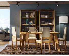 Luxusn&aacute; modern&aacute; mas&iacute;vna zostava n&aacute;bytku do jed&aacute;lne Tallin v hnedom preveden&iacute; s obdĺžnikov&yacute;m jed&aacute;lensk&yacute;m stolom a čal&uacute;nen&yacute;mi stoličkami s dvomi vysok&yacute;mi vitr&iacute;nami s polomatn&yacute;m sklom a dr&aacute;žkovan&yacute;m dizajnom