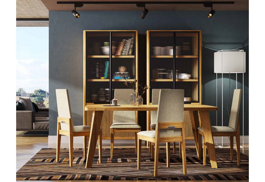 Luxusná moderná masívna zostava nábytku do jedálne Tallin v hnedom prevedení s obdĺžnikovým jedálenským stolom a čalúnenými stoličkami s dvomi vysokými vitrínami s polomatným sklom a drážkovaným dizajnom