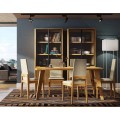 Luxusná moderná masívna zostava nábytku do jedálne Tallin v hnedom prevedení s obdĺžnikovým jedálenským stolom a čalúnenými stoličkami s dvomi vysokými vitrínami s polomatným sklom a drážkovaným dizajnom