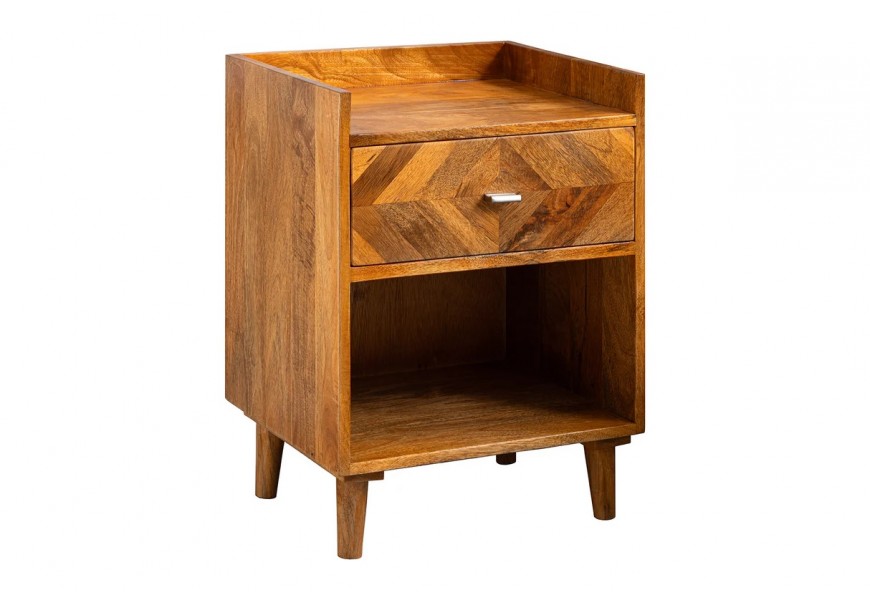 Dizajnový nočný stolík Frida z masívneho mangového dreva v teplom hnedom odtieni s vyvýšeným lemom na obvode hornej dosky so zásuvkou s mozaikou a otvoreným odkladacím priestorom na štíhlych nožičkách