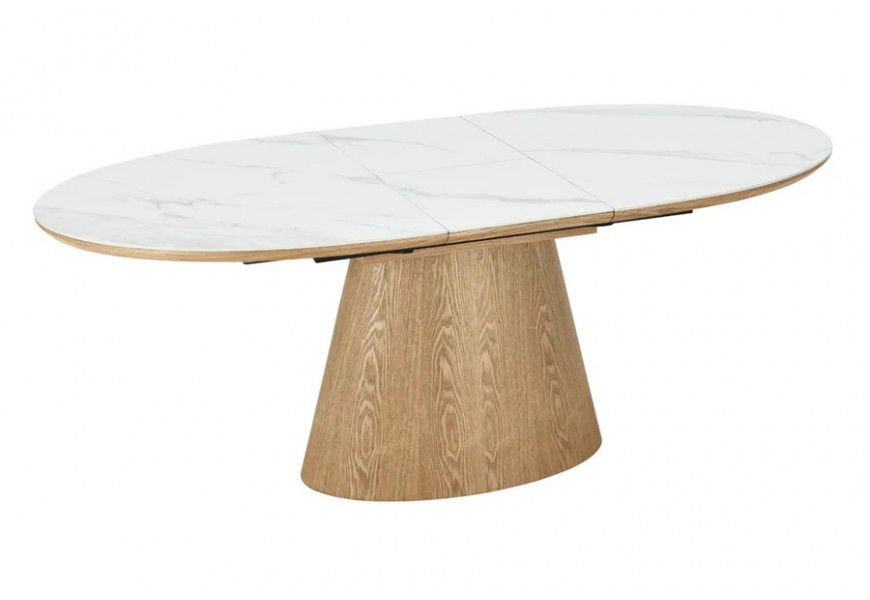 Dizajnový oválny rozkladací jedálenský stôl Marmol Ligna s bielou keramickou vrchnou doskou s mramorovým dizajnom a dyhovaným drevom s dubovým vzhľadom s kužeľovou hladkou nohou v hnedej farbe