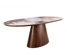 Dizajnov&yacute; rozkladac&iacute; jed&aacute;lensk&yacute; st&ocirc;l Marmol Lignia v ov&aacute;lnom tvare s keramickou doskou so vzhľadom pr&iacute;rodn&eacute;ho kameňa a kužeľovou nohou s orechov&yacute;m tmavo hned&yacute;m dizajnom