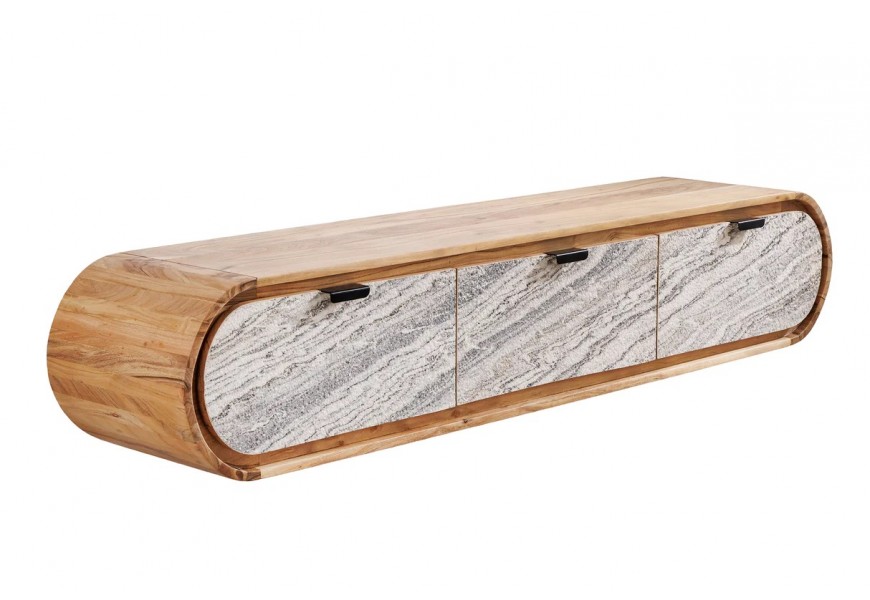 Moderný nástenný art deco dizajnový obdĺžnikový televízny stolík Spin z masívneho akáciového dreva v hnedej farbe s tromi zásuvkami s mramorovým dizajnom v sivej a bielej farbe