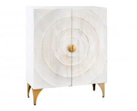 Orient&aacute;lna obdĺžnikov&aacute; biela dvojdverov&aacute; barov&aacute; skrinka Cumbria s mot&iacute;vom slnka so zlat&yacute;mi l&uacute;čmi a kovov&yacute;mi okr&uacute;hlymi &uacute;chytkami s vysok&yacute;mi nožičkami a dvomi policami z mangov&eacute;ho dreva