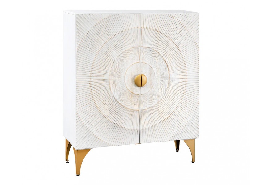 Orientálna obdĺžniková biela dvojdverová barová skrinka Cumbria s motívom slnka so zlatými lúčmi a kovovými okrúhlymi úchytkami s vysokými nožičkami a dvomi policami z mangového dreva