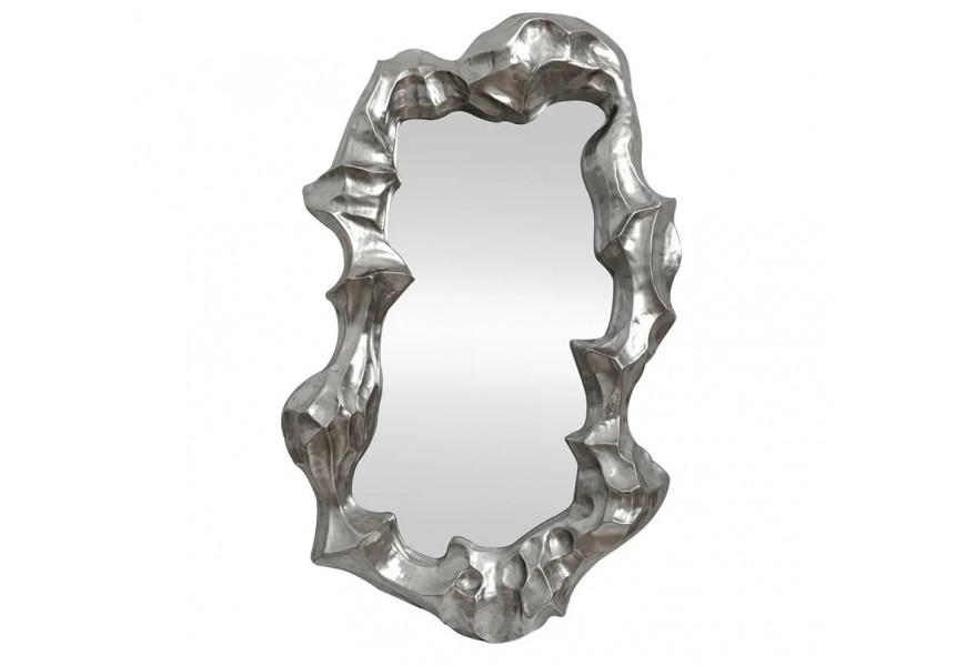 Dizajnov&eacute; art deco n&aacute;stenn&eacute; zrkadlo Inger s atypick&yacute;m trojrozmern&yacute;m r&aacute;mom v striebornej farbe 150 cm