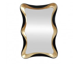 Glamour z&aacute;vesn&eacute; zrkadlo Yraj v obdĺžnikovom tvare s čierno zlat&yacute;m r&aacute;mom so zvlnen&yacute;m dizajnom s dyhovanou zadnou doskou