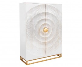 Glamour obdĺžnikov&aacute; dvojdverov&aacute; barov&aacute; skriňa Cumbria v bielej farbe so zlat&yacute;mi detailmi s kovov&yacute;mi okr&uacute;hlymi &uacute;chytkami a kovovou kon&scaron;trukciou z mas&iacute;vneho mangov&eacute;ho dreva