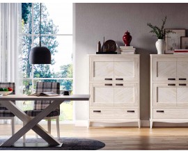 Luxusn&aacute; modern&aacute; vidiecka jed&aacute;lensk&aacute; zostava n&aacute;bytku Quebec z mas&iacute;vneho dreva s obdĺžnikov&yacute;m stolom s prekr&iacute;žen&yacute;mi nohami s vysok&yacute;mi pr&iacute;born&iacute;kmi a vyrez&aacute;vanou li&scaron;tou a čal&uacute;nen&yacute;mi jed&aacute;lensk&yacute;mi stoličkami