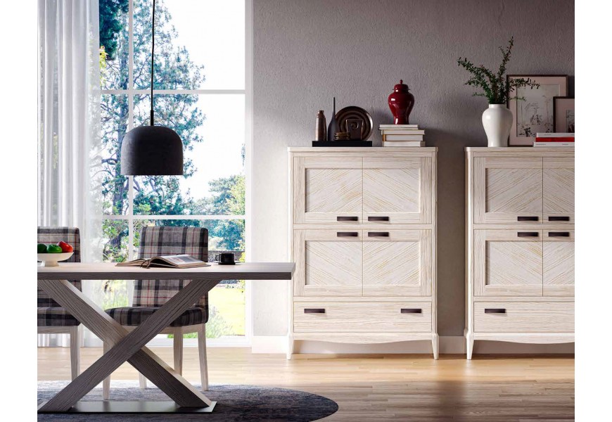 Luxusná moderná vidiecka jedálenská zostava nábytku Quebec z masívneho dreva s obdĺžnikovým stolom s prekríženými nohami s vysokými príborníkmi a vyrezávanou lištou a čalúnenými jedálenskými stoličkami