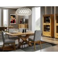 Luxusná vidiecka masívna zostava moderného nábytku do jedálne a obývačky s obdĺžnikovým jedálenským stolom a čalúnenými stoličkami so štvordverovou vitrínou a oválnym konferenčným stolíkom a televíznym stolíkom v naturálnom hnedom prevedení