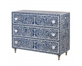Luxusn&aacute; etno komoda Daytona s tromi z&aacute;suvkami s flor&aacute;lnym mot&iacute;vom v obdĺžnikovom tvare v bielo modrej farbe s intarziou z byvolej kosti a mangov&eacute;ho dreva s technikou bone inlay a mosadzn&yacute;mi kovov&yacute;mi nožičkami