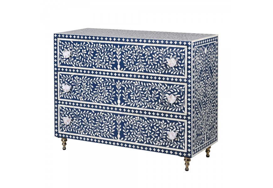 Luxusná etno komoda Daytona s tromi zásuvkami s florálnym motívom v obdĺžnikovom tvare v bielo modrej farbe s intarziou z byvolej kosti a mangového dreva s technikou bone inlay a mosadznými kovovými nožičkami
