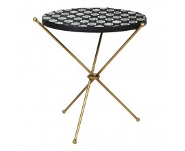 Dizajnov&yacute; glamour okr&uacute;hly pr&iacute;ručn&yacute; stol&iacute;k Jahim s intarziou z byvolej kosti s bielymi a modr&yacute;mi vzormi s čiernym mangov&yacute;m podkladom a prekr&iacute;žen&yacute;mi kovov&yacute;mi nožičkami v mosadznej farbe