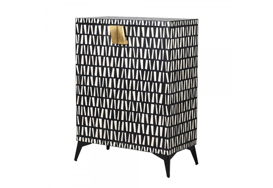 Dizajnový obdĺžnikový dvojdverový príborník Tafir s intarziou z byvolej kosti s technikou bone inlay v čierno bielej farbe s obdĺžnikovým vzorovaním a čiernymi nožičkami a zlatými úchytkami