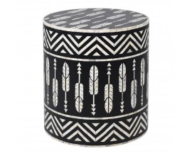 Dizajnov&yacute; okr&uacute;hly pr&iacute;ručn&yacute; stol&iacute;k Daytona v čierno bielej farbe s intarziou z byvolej kosti a mangov&eacute;ho dreva s trojuholn&iacute;kov&yacute;mi pa perov&yacute;mi ornamentmi