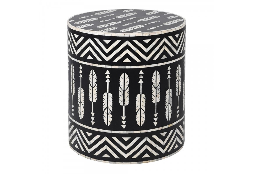 Dizajnový okrúhly príručný stolík Daytona v čierno bielej farbe s intarziou z byvolej kosti a mangového dreva s trojuholníkovými pa perovými ornamentmi
