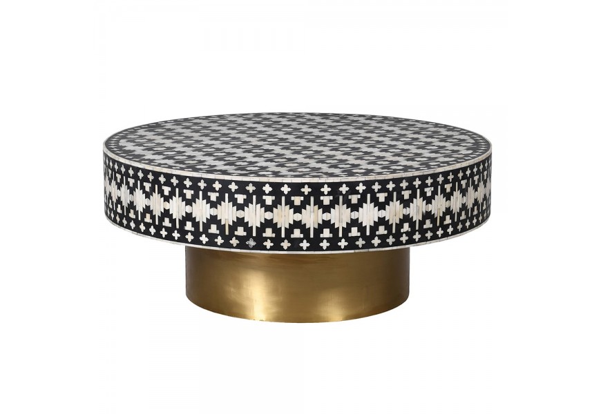 Orientálny konferenčný okrúhly stolík Daytona s intarziou so vzorom v čierno bielej farbe s ornamentmi z byvolej kosti a valcovou mosadznou kovovou nohou