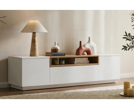 &Scaron;kandin&aacute;vsky obdĺžnikov&yacute; dvojdverov&yacute; TV stol&iacute;k Attica v bielej farbe so z&aacute;suvkou a dubovou hnedou policou 160 cm