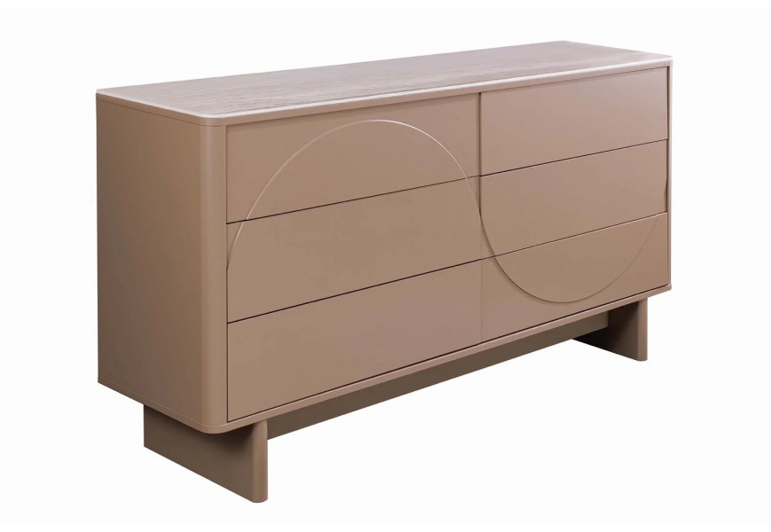 Moderná art deco hnedá široká komoda Savonia so šiestimi zásuvkami v troch radoch s keramickou vrchnou doskou s travertínovým dizajnom s dvomi širokými nohami a geometrickým reliéfnym zdobením v podobe vlny na fasáde