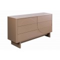 Moderná art deco hnedá široká komoda Savonia so šiestimi zásuvkami v troch radoch s keramickou vrchnou doskou s travertínovým dizajnom s dvomi širokými nohami a geometrickým reliéfnym zdobením v podobe vlny na fasáde