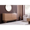 Dizajnov&aacute; modern&aacute; komoda Savonia so &scaron;iestimi z&aacute;suvkami v svetlej hnedej farbe s minimalistick&yacute;m geometrick&yacute;m reli&eacute;fom 150 cm