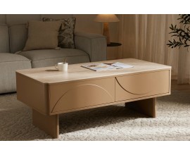 Modern&yacute; dizajnov&yacute; konferenčn&yacute; stol&iacute;k Savonia s obdĺžnikovou keramickou vrchnou doskou so zaoblen&yacute;mi rohmi s dizajnom b&eacute;žov&eacute;ho travert&iacute;nu s &uacute;ložn&yacute;m priestorom v podobe jednej police a dvoch z&aacute;suviek s geometrick&yacute;m polobl&uacute;kov&yacute;m reli&eacute;fom na dvoch &scaron;irok&yacute;ch nožičk&aacute;ch s line&aacute;rnou spojnicou z dyhovan&eacute;ho dreva v hnedom preveden&iacute;