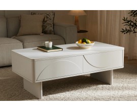 Dizajnov&yacute; art deco konferenčn&yacute; stol&iacute;k Savonia s &uacute;ložn&yacute;m priestorom s dvomi z&aacute;suvkami s geometrick&yacute;m reli&eacute;fom a jednou policou na dvoch noh&aacute;ch a obdĺžnikovou keramickou doskou s dizajnom mramoru v bielej farbe