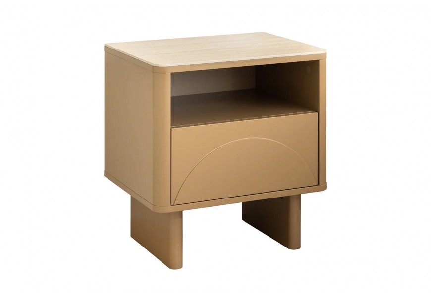 Moderný art deco nočný stolík Savonia s úložným priestorom s jednou zásuvkou a jednou policou s geometrickým reliéfom v tvare poloblúka v hnedom prevedení s obdĺžnikovou béžovou travertínovou doskou na nožičkách
