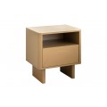 Moderný art deco nočný stolík Savonia s úložným priestorom s jednou zásuvkou a jednou policou s geometrickým reliéfom v tvare poloblúka v hnedom prevedení s obdĺžnikovou béžovou travertínovou doskou na nožičkách