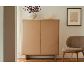 Dizajnov&aacute; art deco barov&aacute; skrinka Savonia s dvojit&yacute;mi dvierkami s geometrick&yacute;m reli&eacute;fom vlny v hnedej farbe 131 cm