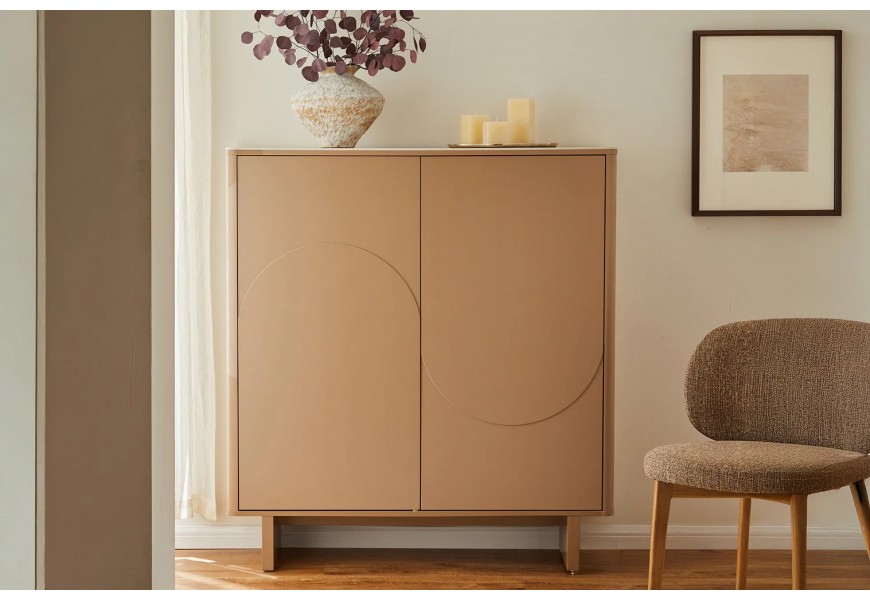 Dizajnová moderná dvojdverová hnedá barová skrinka Savonia na nožičkách s travertínovou béžovou vrchnou doskou s geometrickým reliéfnym zdobením s motívom dvoch poloblúkov