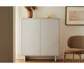 Dizajnov&aacute; art deco barov&aacute; skrinka Savonia v bielej farbe s mramorovou vrchnou doskou a dvojit&yacute;mi dvierkami s geometrick&yacute;m reli&eacute;fom v tvare vlny na nožičk&aacute;ch