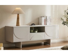 Dizajnov&yacute; modern&yacute; biely telev&iacute;zny stol&iacute;k Savonia s obdĺžnikovou keramickou doskou s mramorov&yacute;m dizajnom na nožičk&aacute;ch s dvomi jednodverov&yacute;mi skrinkami a z&aacute;suvkou s policou s geometrick&yacute;m reli&eacute;fnym zdoben&iacute;m