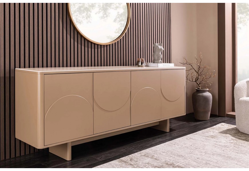 Art deco geometrický príborník Savonia v hnedej farbe v obdĺžnikovom tvare so štyrmi dvierkami s vlnkovými reliéfmi a vrchnou travertínovou doskou z keramiky