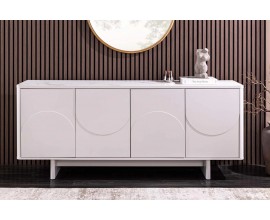 Art deco geometrick&yacute; pr&iacute;born&iacute;k Savonia v bielej farbe v obdĺžnikovom tvare so &scaron;tyrmi dvierkami s vlnkov&yacute;mi reli&eacute;fmi s keramickou doskou v mramorovom dizajne