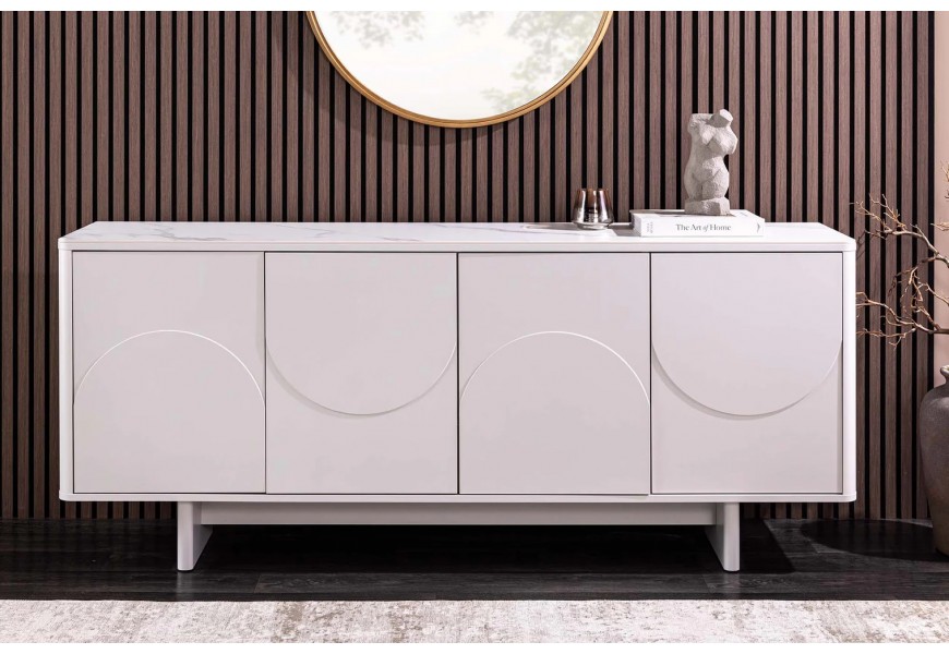 Art deco geometrický príborník Savonia v bielej farbe v obdĺžnikovom tvare so štyrmi dvierkami s vlnkovými reliéfmi s keramickou doskou v mramorovom dizajne