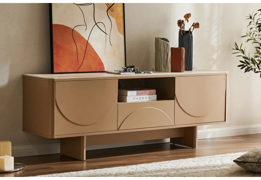 Dizajnový moderný hnedý televízny stolík Savonia s keramickou vrchnou doskou s travertínovým dizajnom na dvoch nohách s dvomi jednodnerovými skrinkami a zásuvkou s geometrickým reliéfnym zdobení v tvare poloblúkov a s policou