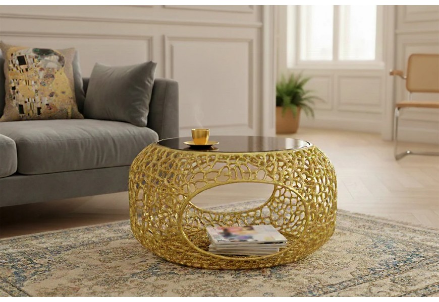 Moderný glamour okrúhly konferenčný stolík Hoja s čiernou tvrdenou sklenenou doskou a výraznou zlatou kovovou podnožou s práškovým nástrekom a s odkladacím priestorom s dvomi otvormi