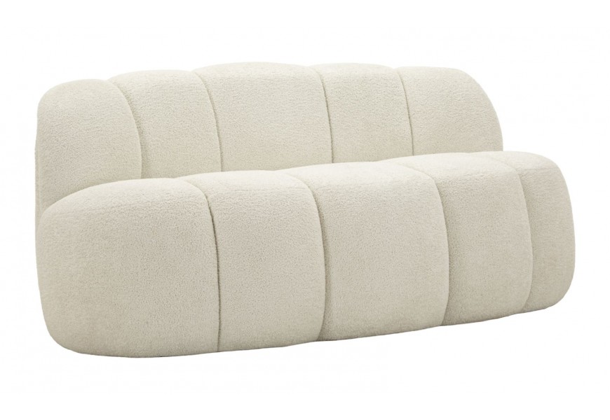 Moderná dizajnová biela dvojsedačka Berry v štýle cloud sofa s piatimi segmentami s elegantnou zaoblenou siluetou bez nožičiek a bočných opierok a plyšovým poťahom s vyšším vlasom